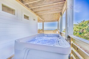 Outdoor spa tub - Soundfront Dog Friendly Home w/ Hot Tub, Private Windsports Access (Rodanthe)