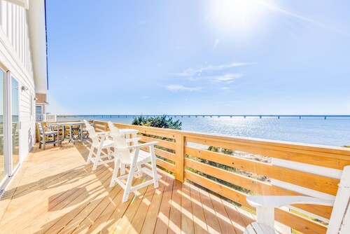 Soundfront Dog Friendly Home w/ Hot Tub, Private Windsports Access