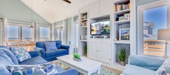 SUMMER SAVINGS - Soundfront Dog Friendly w/ Hot Tub, Private Windsports Access