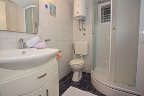 Kostenlose Toilettenartikel, Haartrockner, Handtücher