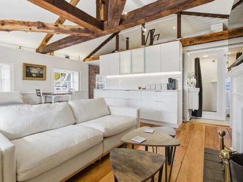 Historical flat - Old Town Marblehead- 5 min to Salem / Beach. Best location!