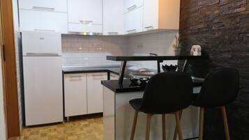 Refrigerador, horno y utensilios de cocina