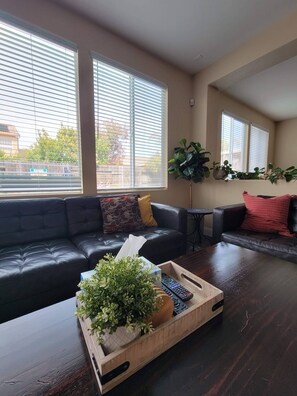 TV connectée, cheminée, lecteur de DVD, table de tennis de table