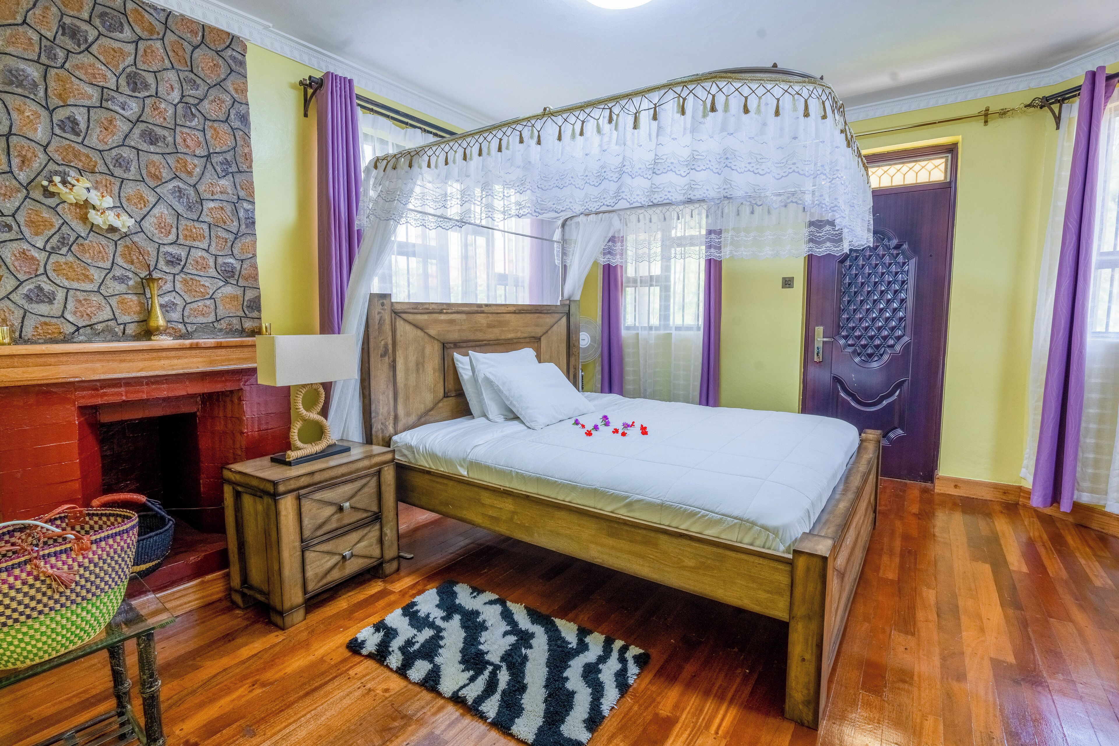 5 bedrooms, desk, WiFi