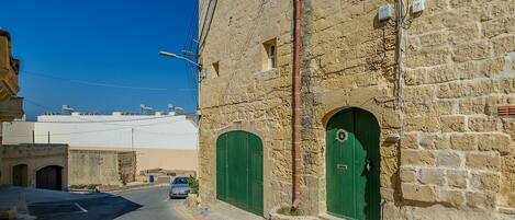 المنشأة من الخارج