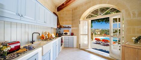 Réfrigérateur, micro-ondes, four, lave-vaisselle