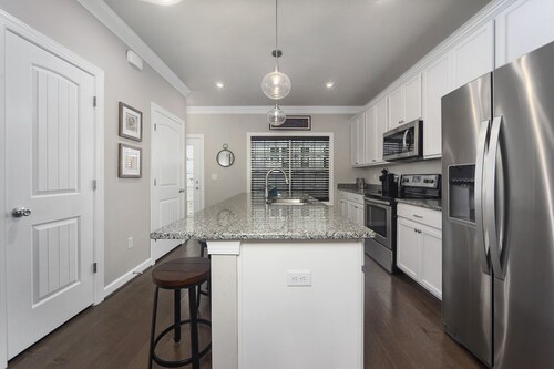 GORGEOUS NEW CONSTRUCTION 3 BLOCKS FROM THE BEACH PRIME VA BEACH LOCATION 