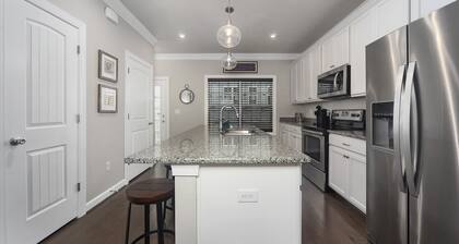 GORGEOUS NEW CONSTRUCTION 3 BLOCKS FROM THE BEACH PRIME VA BEACH LOCATION