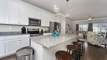 Réfrigérateur, micro-ondes, plaque de cuisson, lave-vaisselle