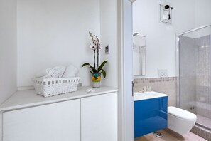 Een douche, een haardroger, handdoeken