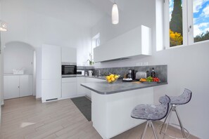 Kühlschrank, Mikrowelle, Ofen, Geschirrspüler