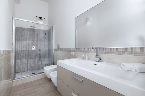 Een douche, een haardroger, handdoeken