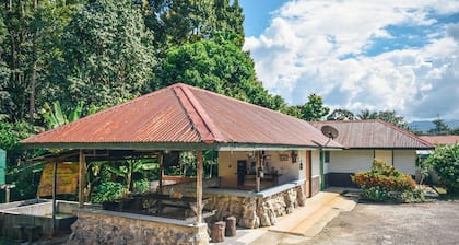 Offrant une vue sur la montagne, il possède un salon commun et un barbecue.