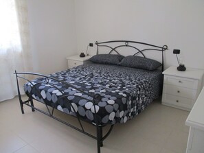 2 chambres, fer et planche à repasser, draps fournis