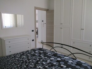 2 habitaciones, tabla de planchar con plancha y ropa de cama 