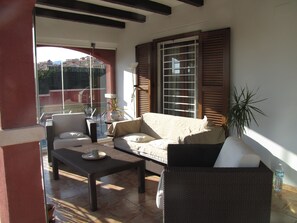 Smart-tv, een dvd-speler, tafelvoetbal en een tafeltennistafel