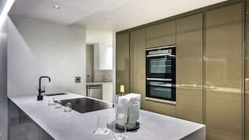 Fridge, oven, stovetop, dishwasher