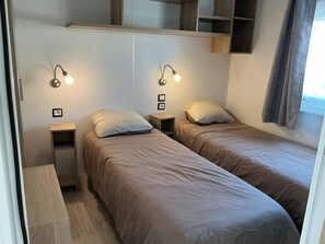 2 bedrooms, WiFi, bed sheets - Camping le résidentiel de la mer in sainte marie la mer (Veuzain-sur-Loire)