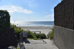 Ein Weg zum Strand, mit einem Schild, das darauf hinweist, ihn nicht zu stören.
