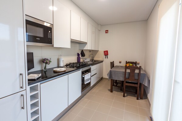 Fridge, microwave, oven, stovetop - Quinta das Perdizes - Your nest in the middle of paradise (Ponta Delgada)