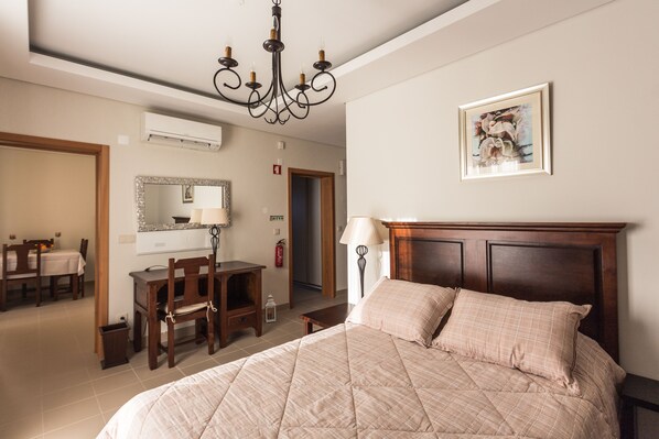 1 Schlafzimmer, Zimmersafe, Schreibtisch, Bügeleisen/Bügelbrett