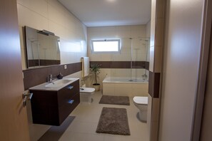 Combined shower/bathtub, hair dryer, bidet, towels - Quinta das Perdizes - Your nest in the middle of paradise (Ponta Delgada)