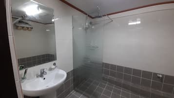 Anche A (Deluxe Room) | Bathroom | Shower, free toiletries, hair dryer, slippers