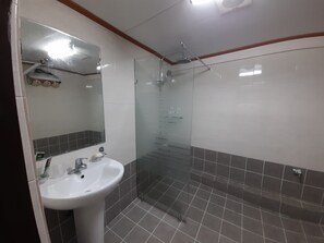 Anche A (Deluxe Room) | Badeværelse | Bruser, gratis toiletartikler, hårtørrer, hjemmesko