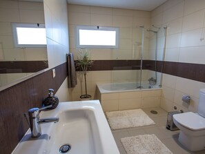 Combined shower/bathtub, hair dryer, bidet, towels