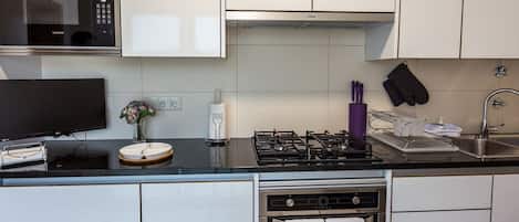 Køleskab, mikrobølgeovn, ovn, kogeplade