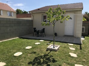 Outdoor dining - independent house (Chartres)
