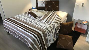 1 slaapkamer, een bureau, geluiddichte muren, wifi