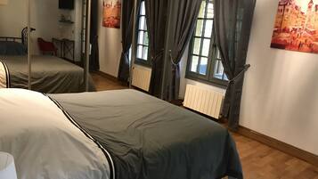 1 bedroom, desk, WiFi, bed sheets