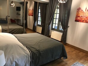 1 bedroom, desk, WiFi, bed sheets