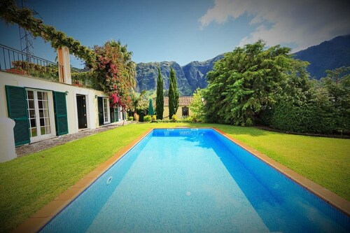 Exklusive Villa mit Gartenpool