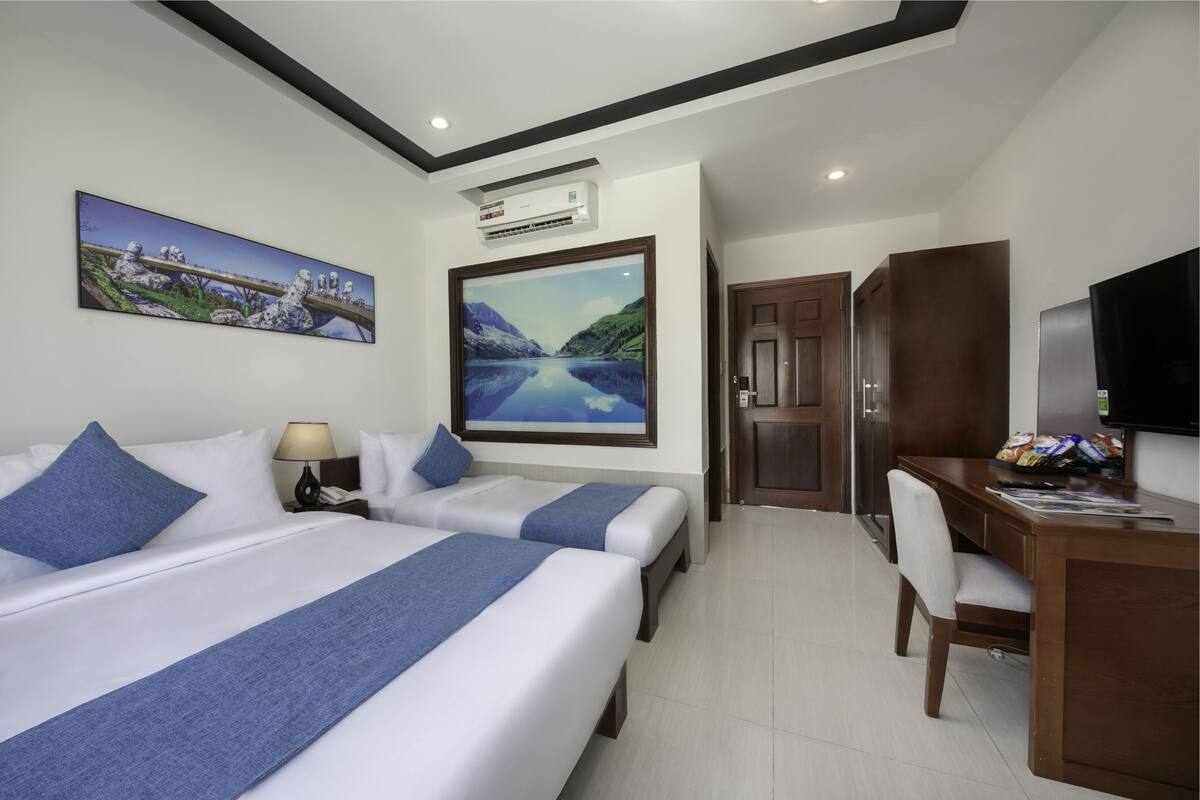 Habitación triple Deluxe, tina | Sábanas italianas Frette y ropa de cama de alta calidad