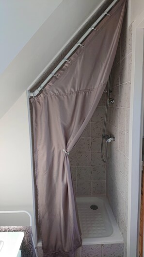 Haartrockner, Handtücher, Toilettenpapier