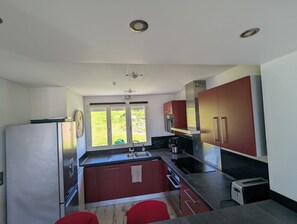 Réfrigérateur, four à micro-ondes, un four, surface de cuisson