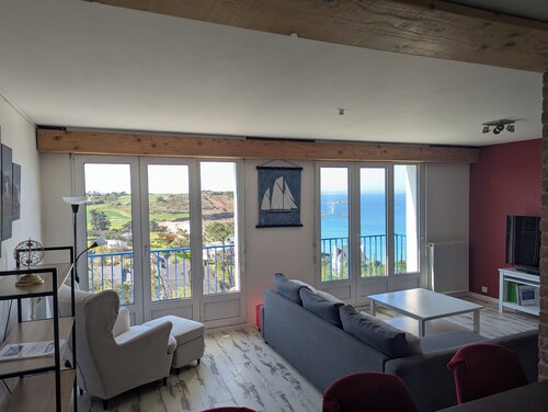 House with superb sea view and coastal path access