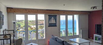 House with superb sea view and coastal path access