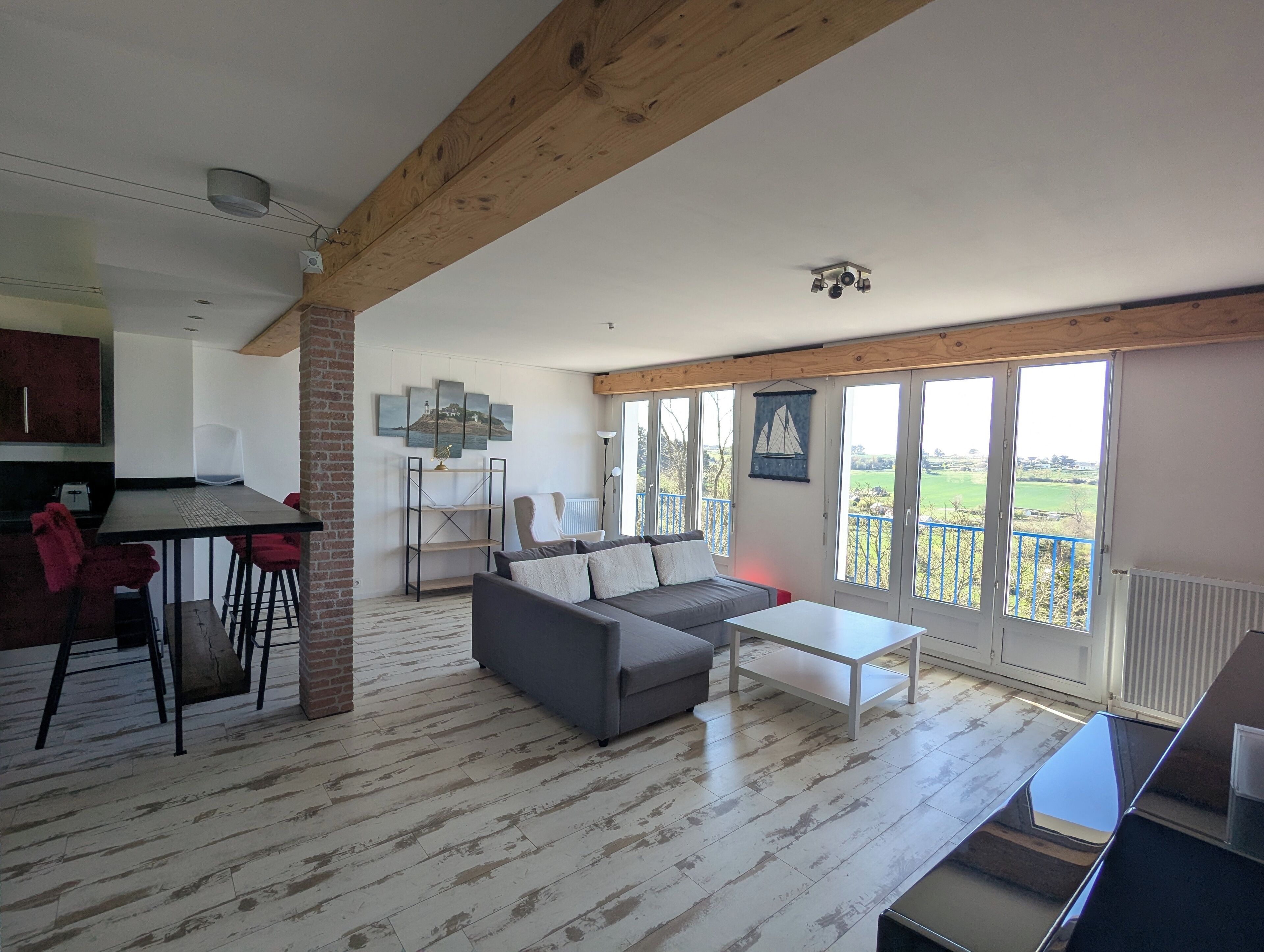 Télévision, livres, chaîne hi-fi