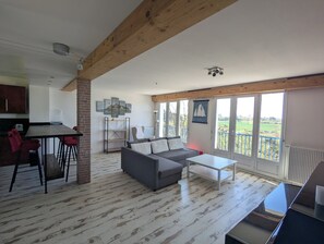 TV, libri, impianto stereo