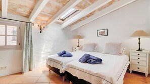 4 chambres, coffres-forts dans les chambres, fer et planche à repasser