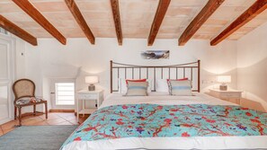 4 quartos, cofres nos quartos, ferros/tábuas de passar roupa