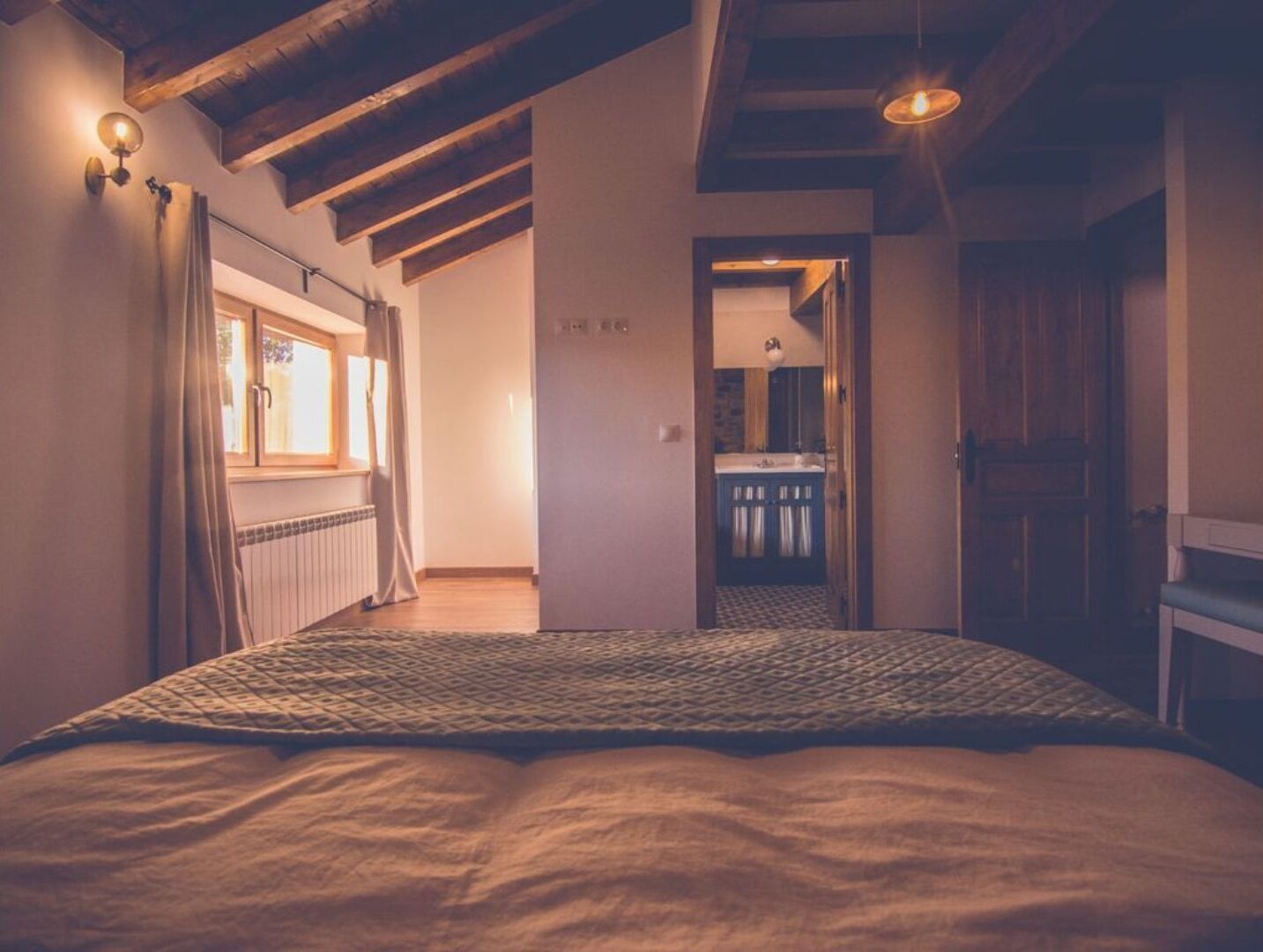 4 Schlafzimmer, Schreibtisch, schallisolierte Zimmer