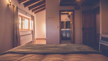 4 bedrooms, desk, soundproofing, iron/ironing board