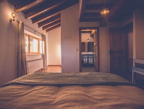 4 bedrooms, desk, soundproofing, iron/ironing board