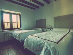 4 bedrooms, desk, soundproofing, iron/ironing board