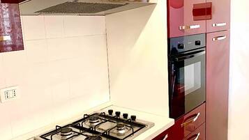 Kühlschrank, Ofen, Herdplatte, Wasserkocher mit Kaffee-/Teezubehör