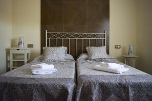 3 chambres, fer et planche à repasser, Wi-Fi, draps fournis